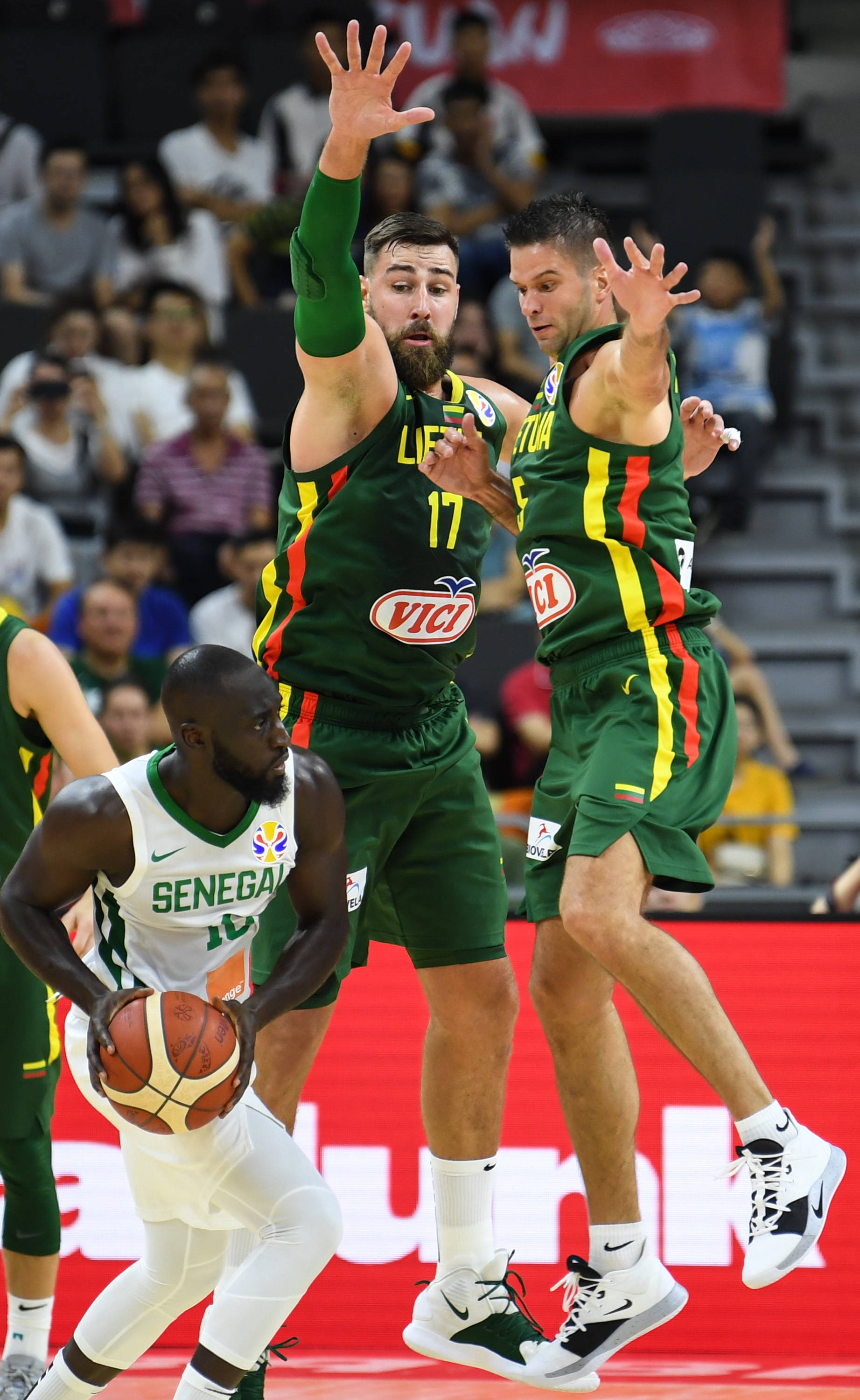 国际比赛日体能课后;亚特兰大手感冰凉备战CBA常规赛;引发热议;更衣室氛围转暖 国际比赛日体能课后;亚特兰大手感冰凉备战CBA常规赛;引发热议;更衣室氛围转暖