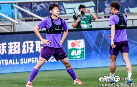 九游体育app-关于上海申花训练开放日，关键时刻伤情更新引欢呼，中超在即，心理建设被强调的信息