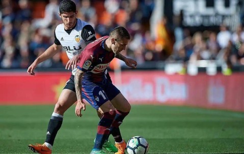 九游体育-国王杯今夜再迎强敌；比利亚雷亚尔战术微调；主帅态度——态度坚定；资深球员宣示担当的简单介绍