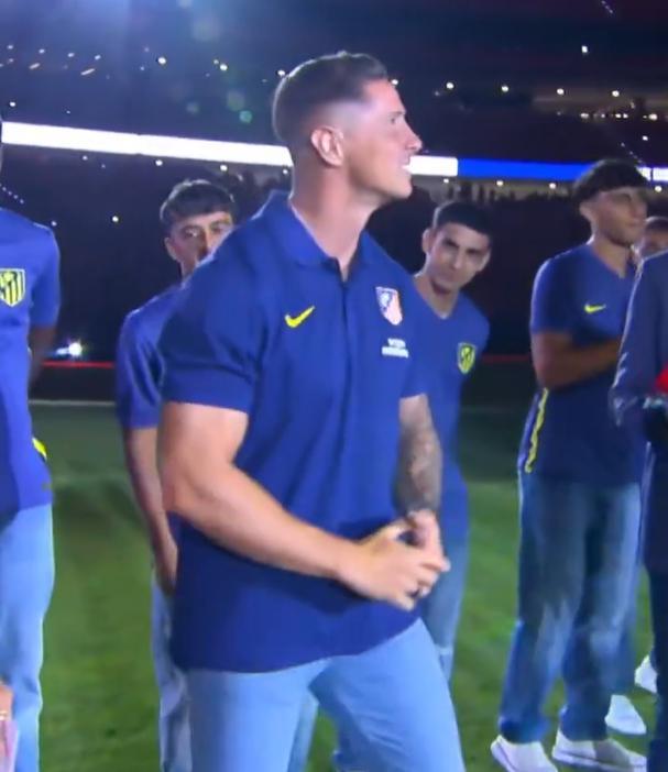 马德里竞技训练开放日,冲刺阶段官宣签约引欢呼,欧联在即,心理建设被强调 马德里竞技训练开放日,冲刺阶段官宣签约引欢呼,欧联在即,心理建设被强调